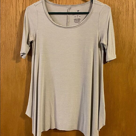☀️3 for $24☀️American Eagle Outfitters Stretchy Shirt, size XS. (S43) - Picture 1 of 4